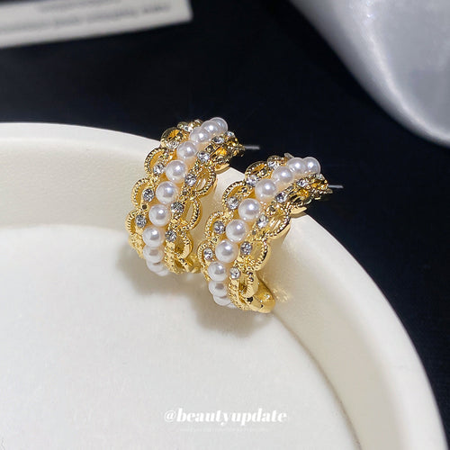 半圆镶钻耳钉 in display arrangement showing wide curved half-hoops densely set with rows of small clear stones