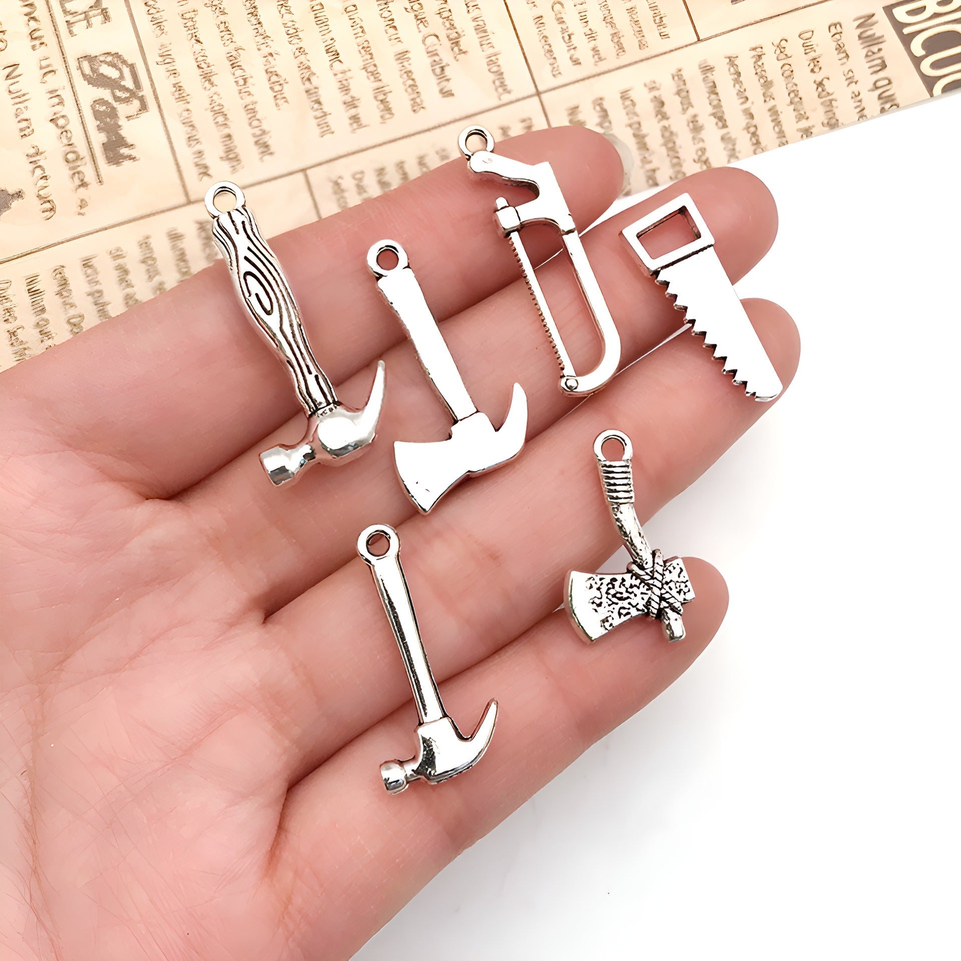 Antique Silver Zinc Alloy Tool Hammer Saw Axe Chainsaw Charm Pendant for DIY Keychain
