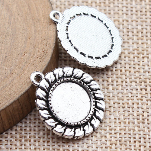 Angled view of rope-edge round settings in the pictured finish