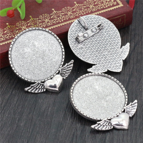 Front detail of the small bird accent and pin back bezel setting