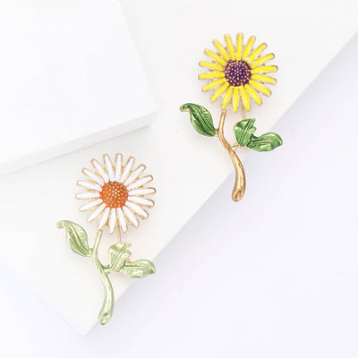 Main front view of Sunflower Brooch In Yellow And White Petal Designs