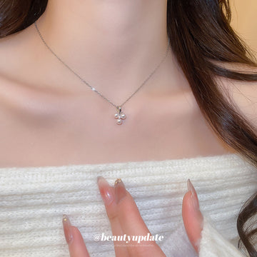Silver Tone Three Pearl Cluster Pendant Necklace Decorative Jewelry