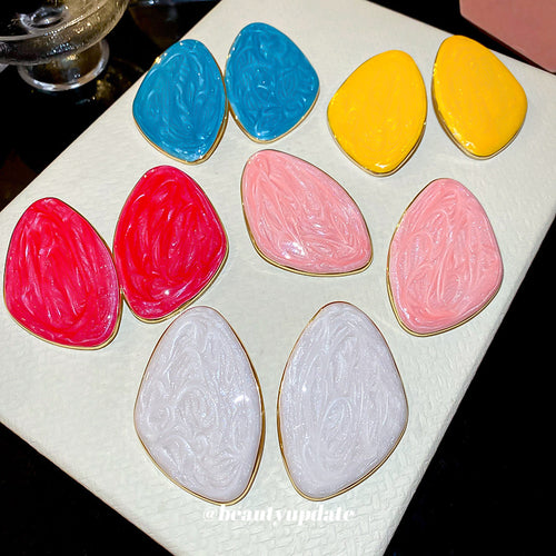 彩色不规则大椭圆耳钉 shown in a product overview