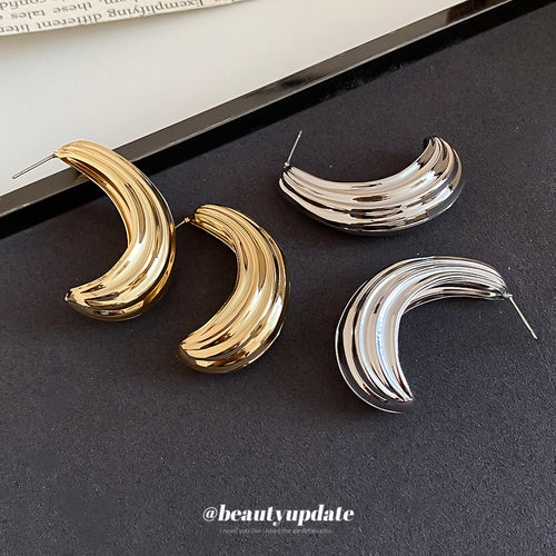 Bold curved fan shapes built from layered polished ridges displayed from the front.