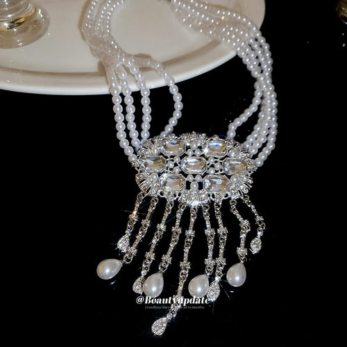 多层珍珠水晶流苏中心饰项链 design shown being worn