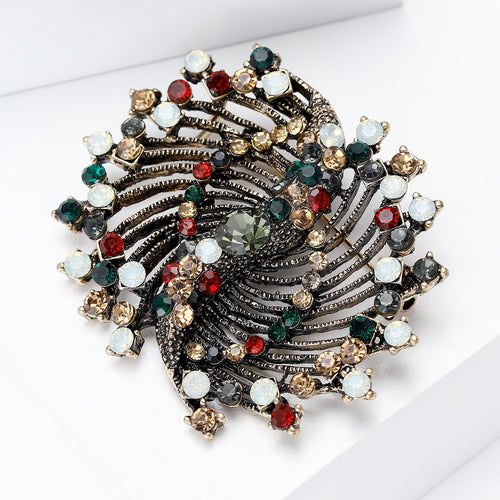 Angled display of the brooch design