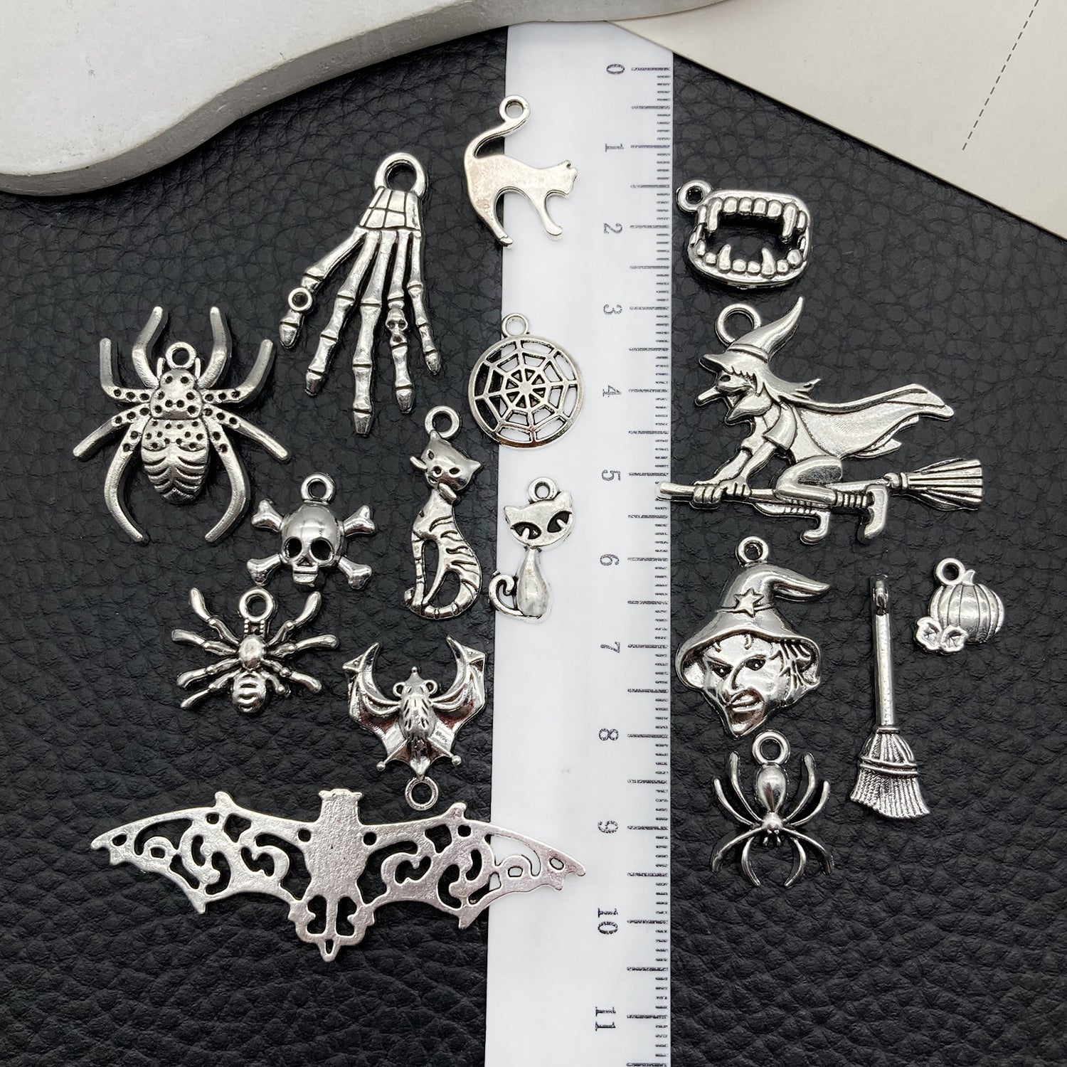 Antique Silver Zinc Alloy Halloween Spider Skull charm pendants for DIY bracelets necklaces