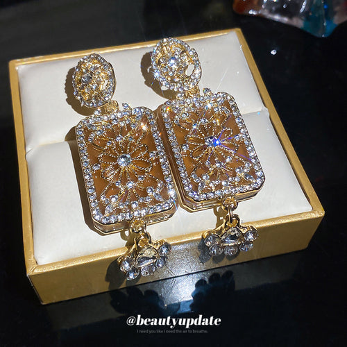 Product display of 金色水晶长方形吊坠耳环