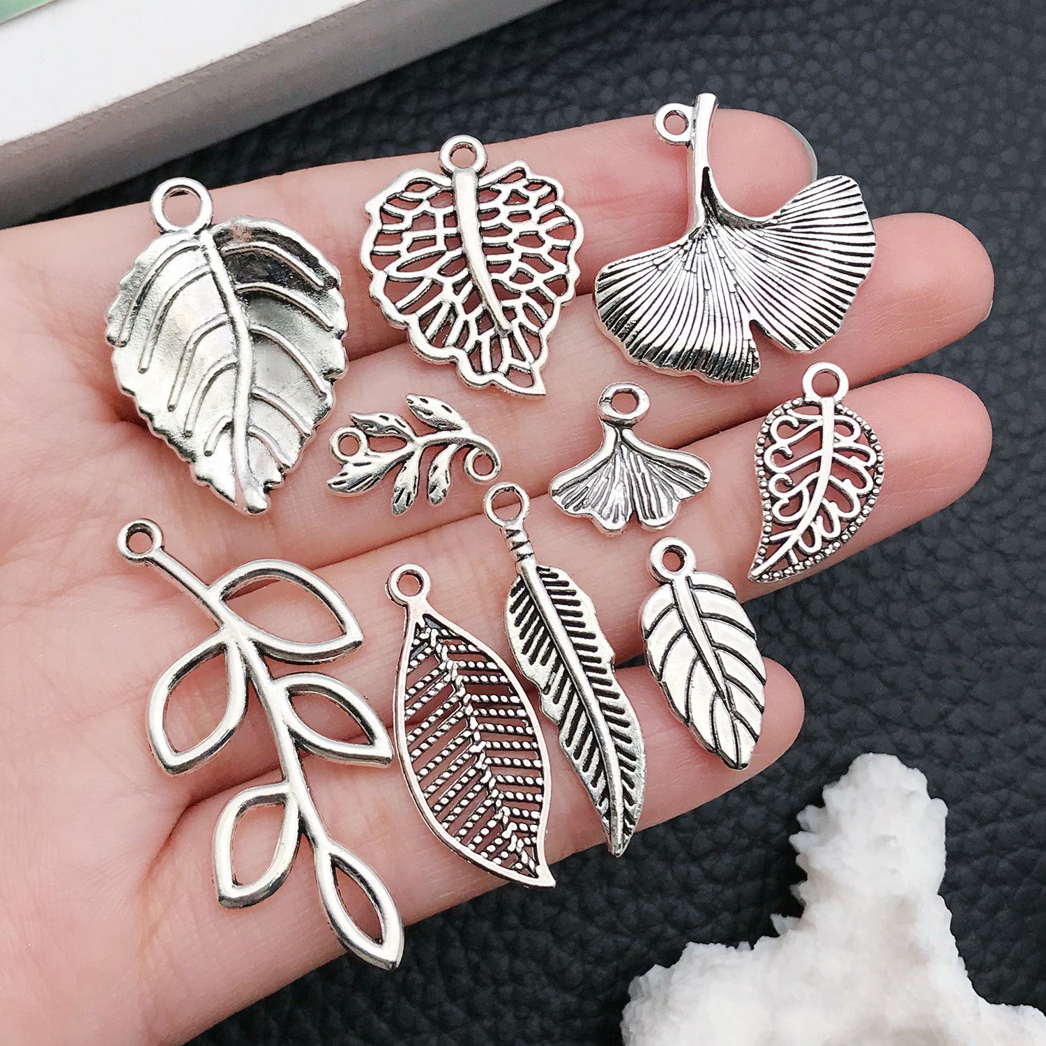 Antique Zinc Alloy Leaf Shape Charm Pendant for DIY Earrings Necklace Bracelet Making