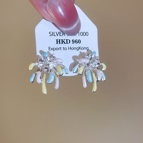 Product close-up of 银色幻彩花朵耳钉 showing layered pale petals with an iridescent finish and small clear-stone centers