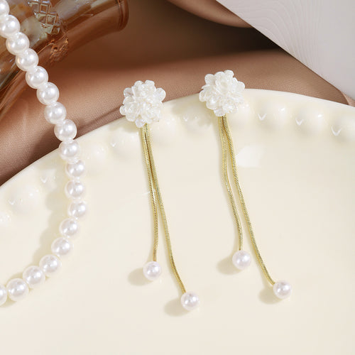White flower pearl gold chain tassels on cream plate with pearl strand