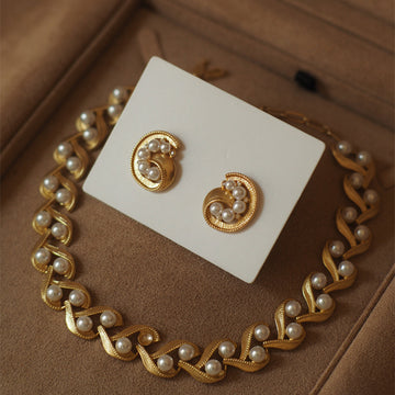 Gold Chunky Chain and Pearl Necklace With A Warm Gold-Tone Finish