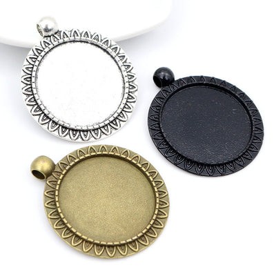 Round pendant tray settings showing the overall assortment