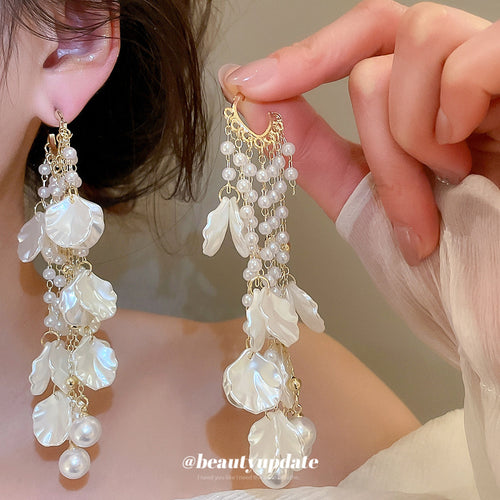 白色串珠花朵流苏耳钉 shown worn at the ear or neckline