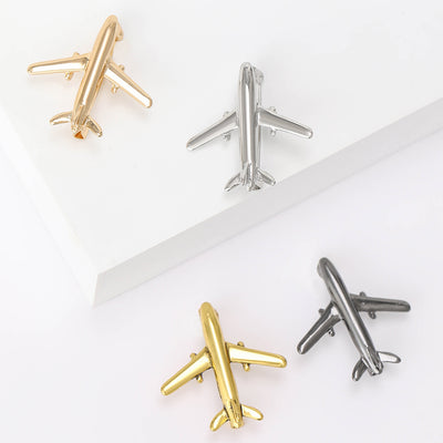 Front view of the airplane brooch