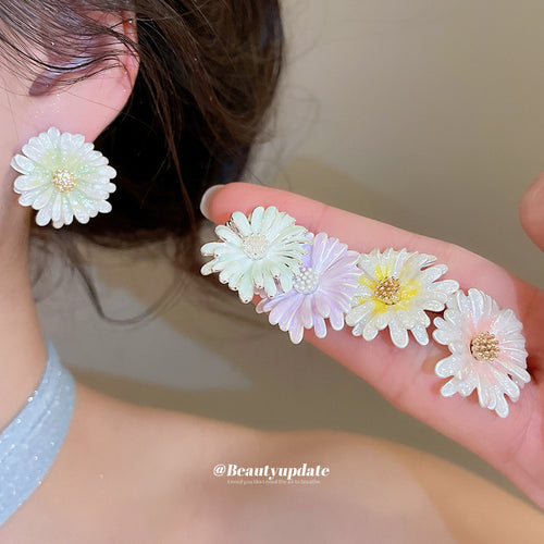 A display view of the pastel daisy stud earrings.