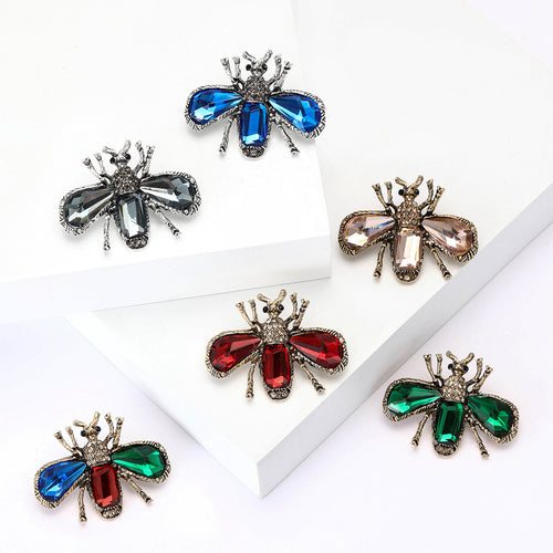 大颗水晶蜜蜂 brooch shown from the front on a white background
