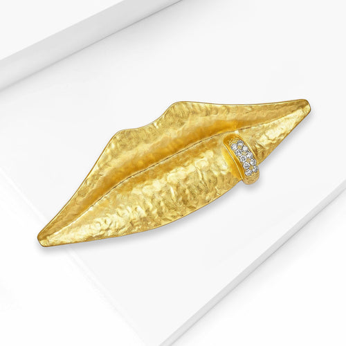金色嘴唇 brooch displayed in a closer angled product view