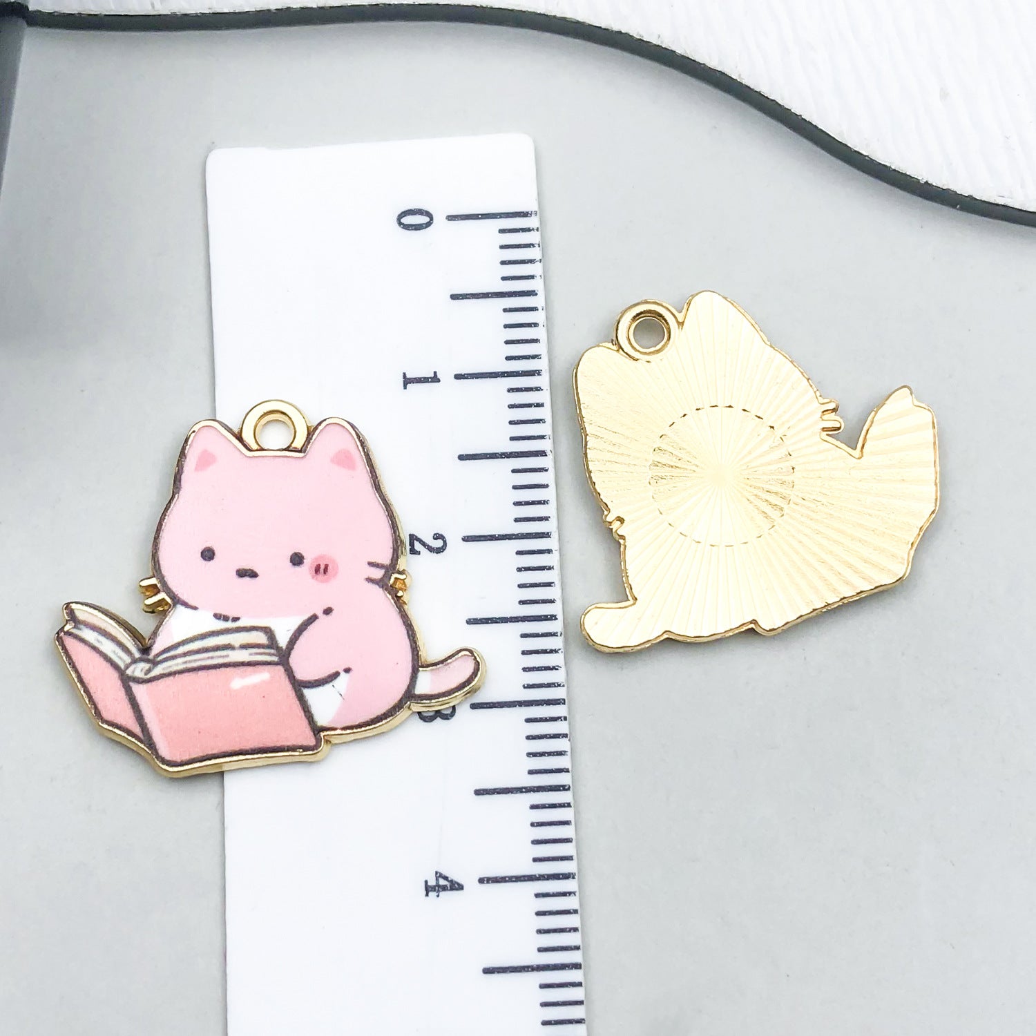 Printed Enamel Zinc Alloy Reading Cat Charm Pendant for DIY Earrings and Necklace Making