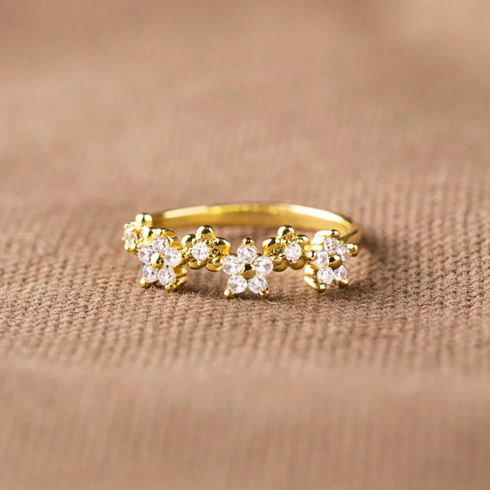 Round Clear Stone Floral Cluster Slim Ring In Polished Gold Tone