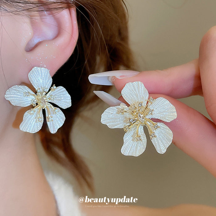 White Textured Flower Stud Earrings with Gold Tone Centers