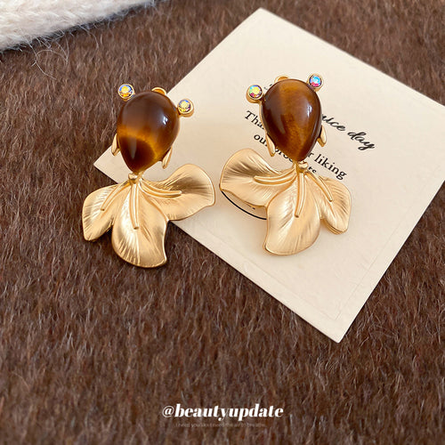 Styled view showing the jewelry worn and its color contrast