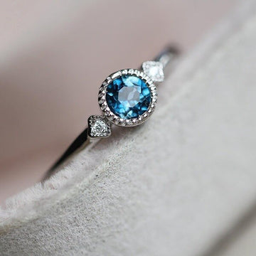 Blue Round Crystal Twist Band Ring in Silver Tone Polished Metal Jewelry