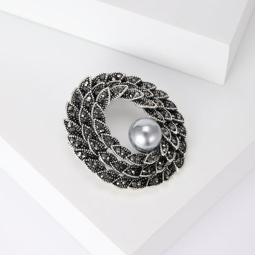 编织椭圆珍珠胸针 shown in product view 2 with visible metal and stone details