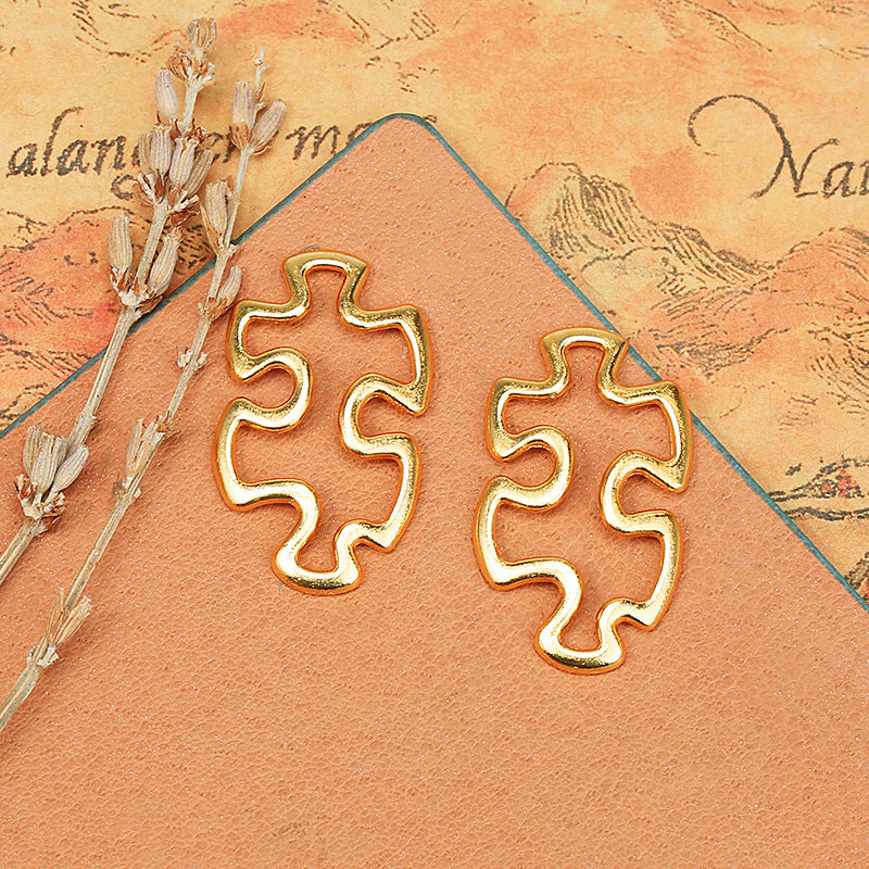 30x18mm Hollow Curved Puzzle Alloy Charm Pendant