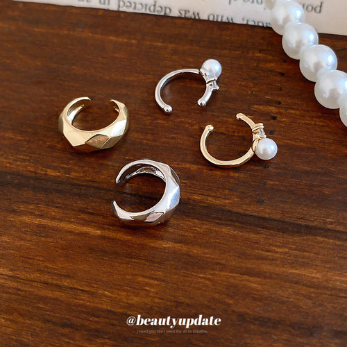 Styled view of 金银色珍珠耳夹套装 showing smooth metal cuffs and white pearl accents