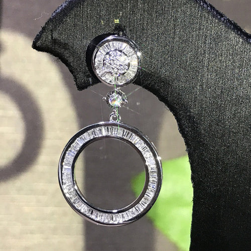 Close view of 圆环水晶垂坠耳钉 details