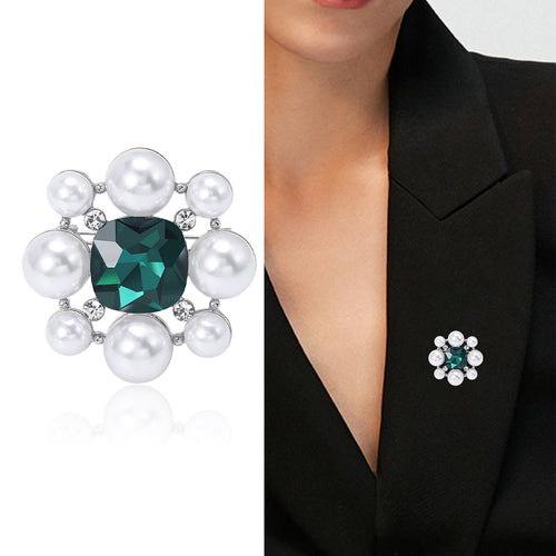 珍珠光环方宝石胸针 shown in product view 2 with visible metal and stone details