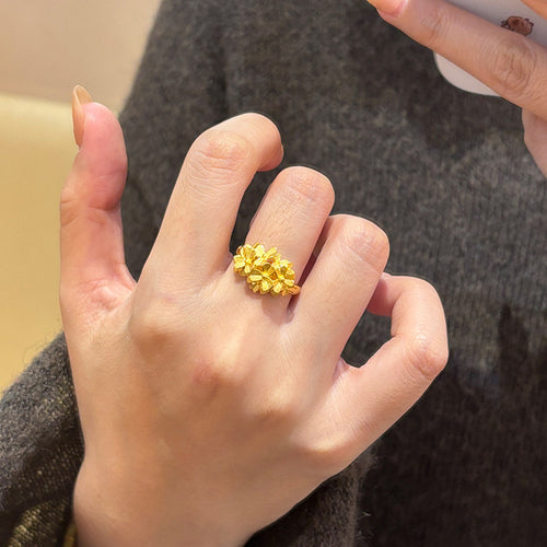 哑金花簇开口戒指 shown in a worn close-up