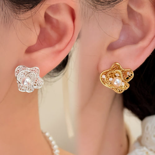 Second product image highlighting openwork flower frames, center pearls and small clear crystals