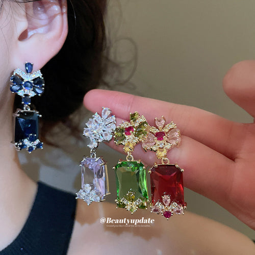 彩色花朵方晶吊坠耳环 shown worn for scale and shape