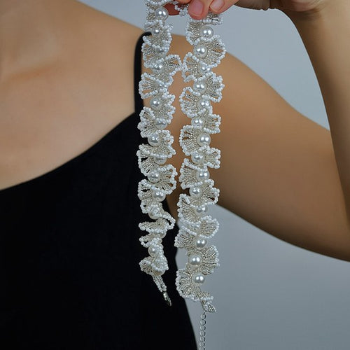 Styled wear view of 白色珍珠蕾丝颈链 showing white pearl strands woven through textured floral lace in a close-fitting collar