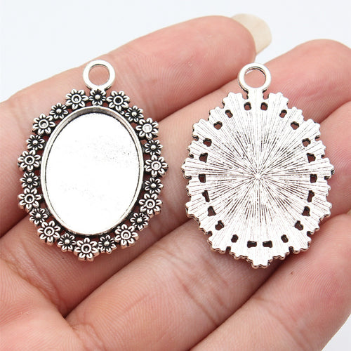 Close-up of the daisy oval cabochon tray