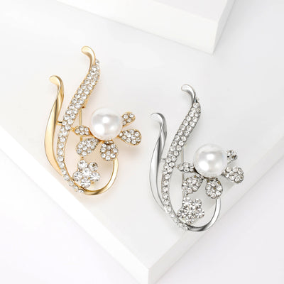 珍珠水钻花枝 brooch shown from the front on a white background