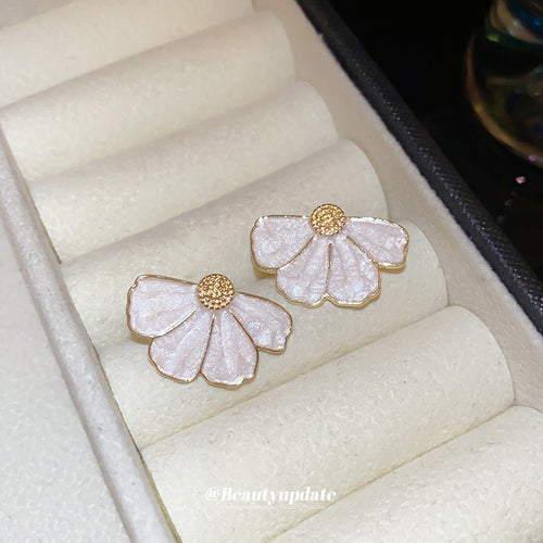 白色滴油扇形花瓣耳钉 in display tray view 2 of 5