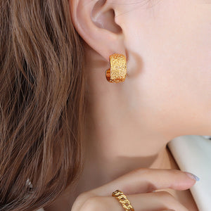 Embossed Hammered Texture C-Hoop Stud Earrings Pair