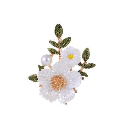 Front product view of the daisy brooch pin in gold and silver