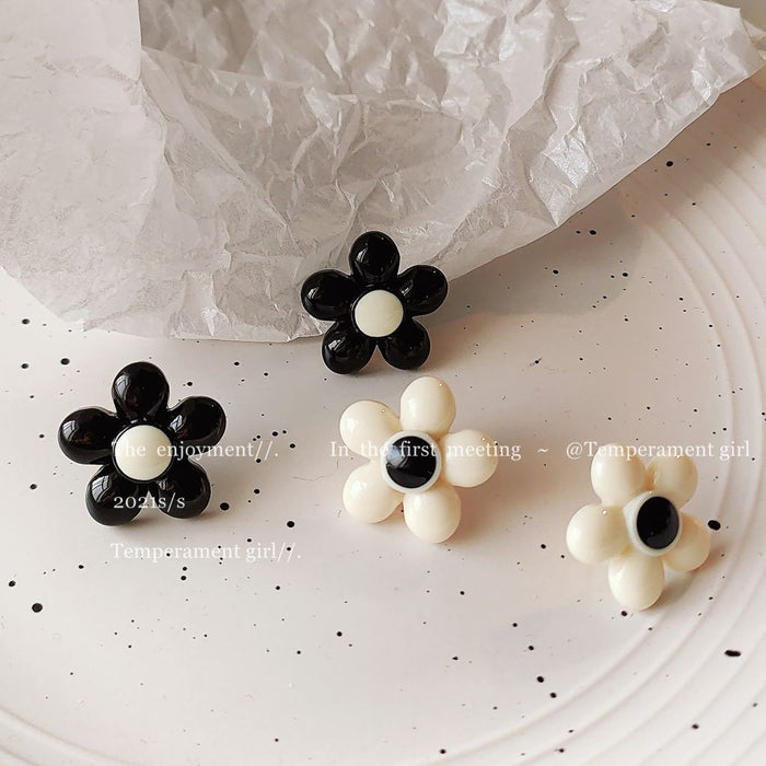 Glossy Five Petal Flower Stud Earrings Black And Cream