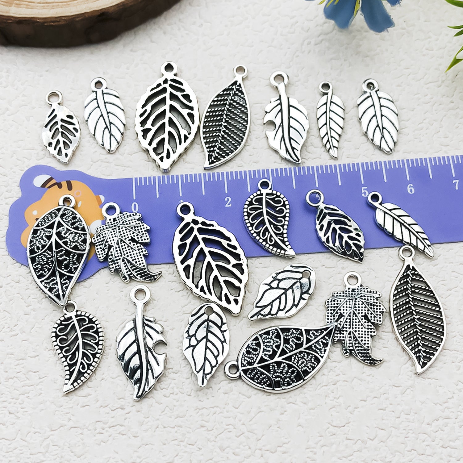 Antique Silver Zinc Alloy Hollow Maple Leaf Charm Pendant for DIY Bracelet Necklace