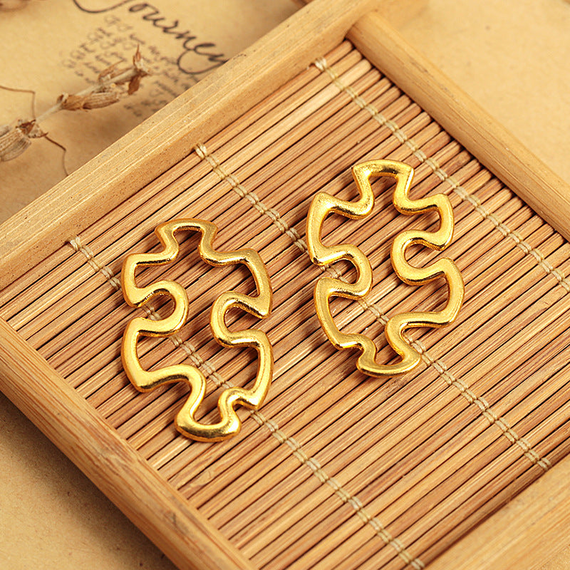 30x18mm Hollow Curved Puzzle Alloy Charm Pendant
