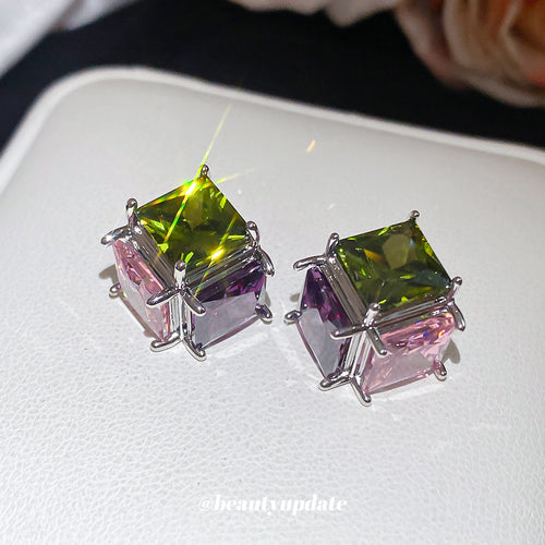 彩色方钻耳钉 in worn view showing angular pink, green, and purple faceted stones held in silver-tone settings