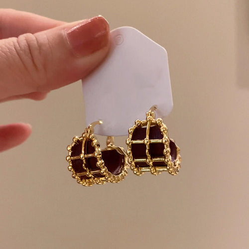 棕色皮革格纹耳扣 shown worn for scale and shape