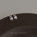 Silver Linked Oval Geometric Pearl Stud Earrings Pair view 3