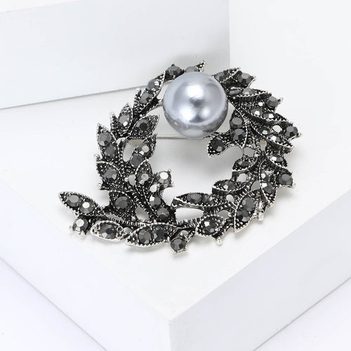 珍珠水钻枝叶花环 brooch displayed in a closer angled product view