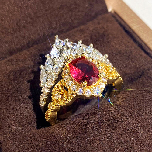 红色主石皇冠戒指 — angled close-up