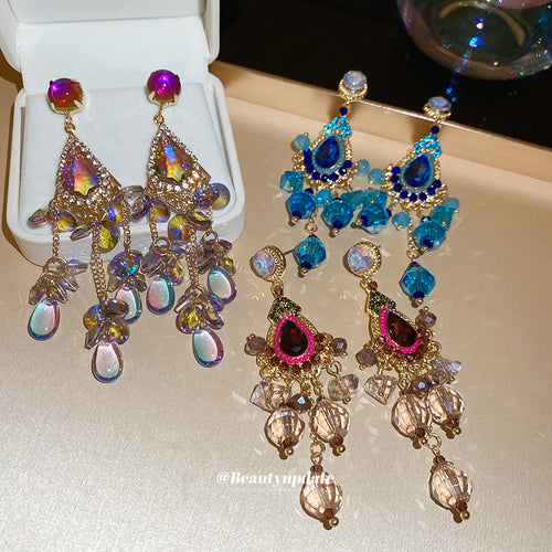 Front close-up of 彩色水晶宫廷风流苏 stud earrings